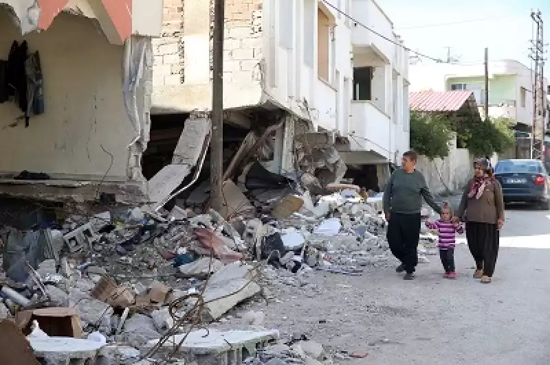 Hatay'da Marketleriyle Evleri Yıkılan Anne Ve Oğlu Tezgahta Satış Yapıyor