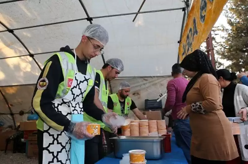 Gönüllü Taraftarlar Kendi Acılarına Rağmen Depremzedeler Için Mutfakta