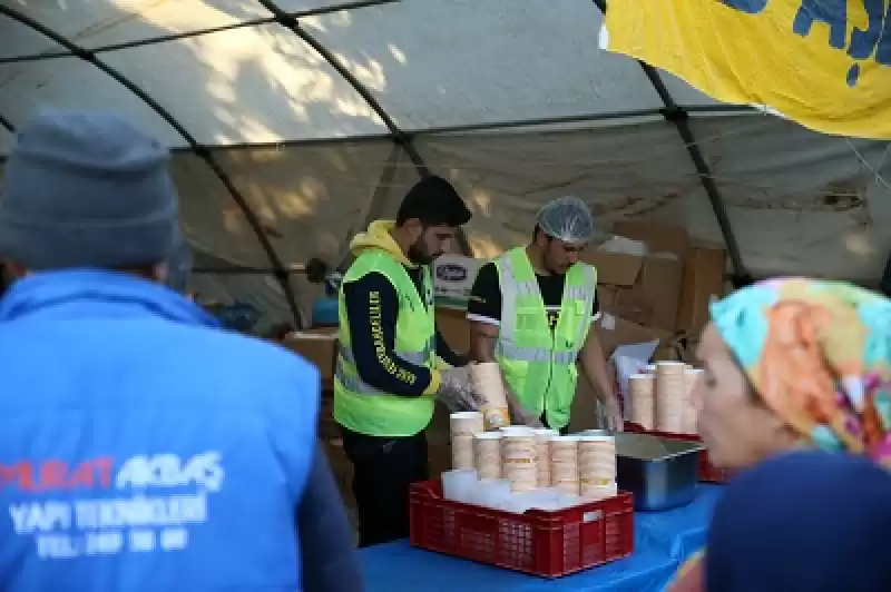 Gönüllü Taraftarlar Kendi Acılarına Rağmen Depremzedeler Için Mutfakta