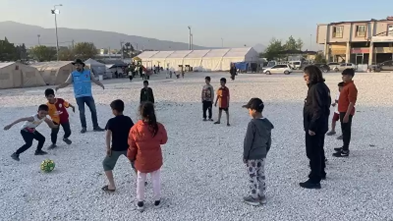 Boşnak Asıllı Avustralyalı Oyuncu Reshad Strik Depremzedeleri Yalnız Bırakmıyor