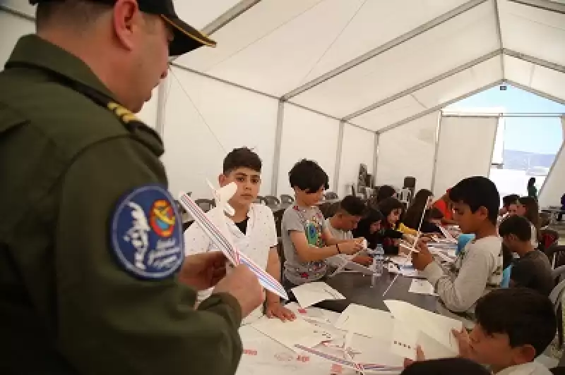 Hatay'da Depremzede çocuklar Model Uçaklarla Eğlendi