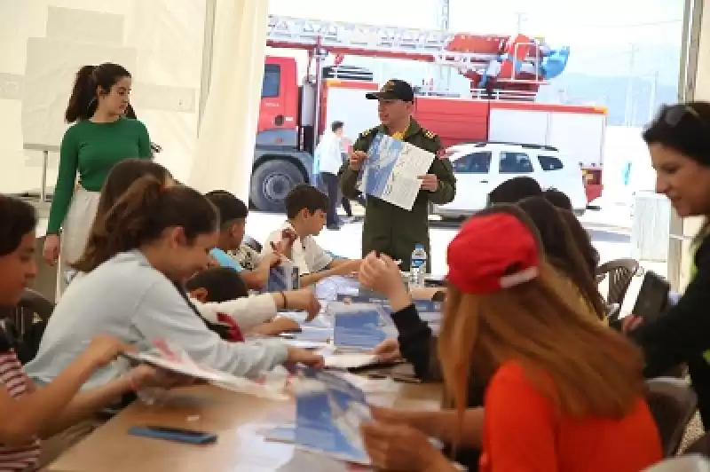 Hatay'da Depremzede çocuklar Model Uçaklarla Eğlendi