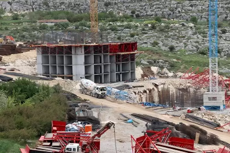 Depremin Etkilediği Hatay'da Temeli Atılan Kalıcı Konutların Inşaatı Yükselmeye Başladı 