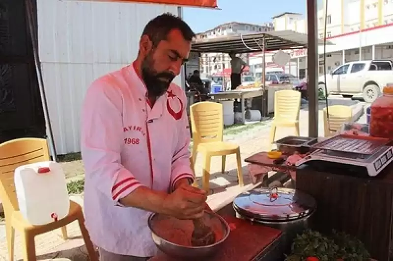 Üç Kuşaktır Yaptıkları Mezeleri Depremin Ardından Açtığı Tezgahta Müşterilerine Sunuyor