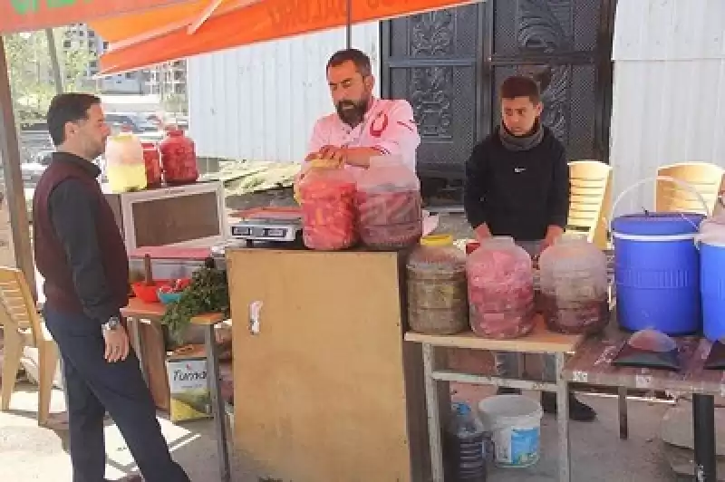 Üç Kuşaktır Yaptıkları Mezeleri Depremin Ardından Açtığı Tezgahta Müşterilerine Sunuyor