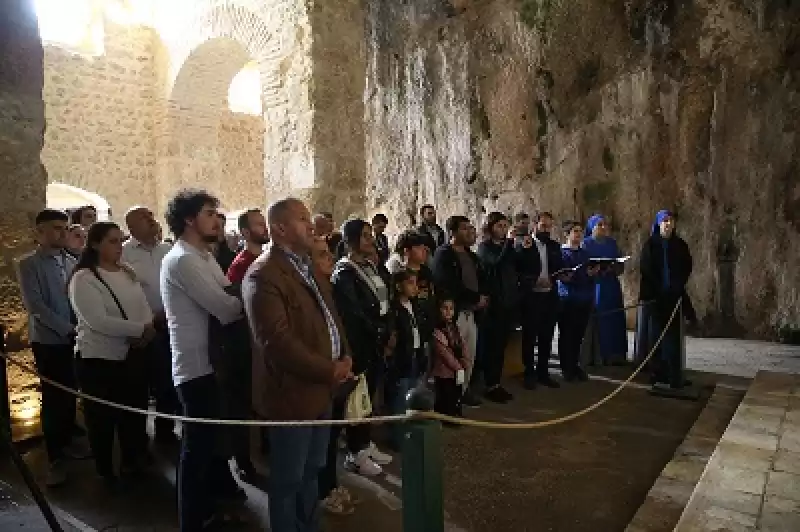 Depremden Etkilenen Hatay'da Paskalya Ayini Düzenlendi