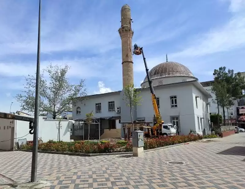 Hatay'da Depremde Hasar Gören Minare Kontrollü Yıkıldı