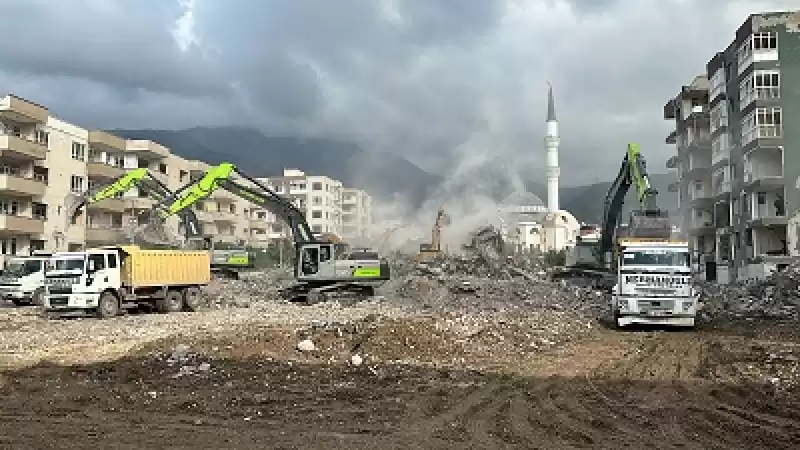 İskenderun'da Bina Yıkım Ve Enkaz Kaldırma çalışmaları Devam Ediyor