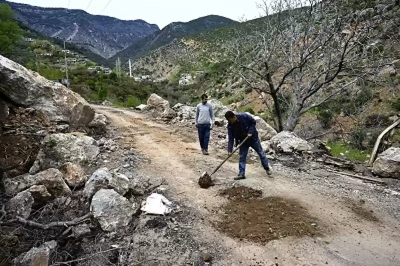 Hataylı Köylü Depremde Hasar Gören Mahalle Yolundaki çukurları Toprakla Dolduruyor