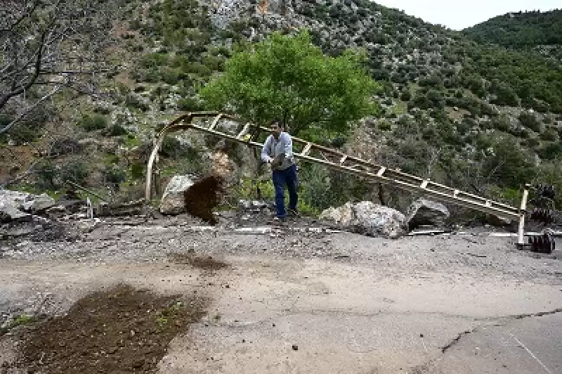 Hataylı Köylü Depremde Hasar Gören Mahalle Yolundaki çukurları Toprakla Dolduruyor