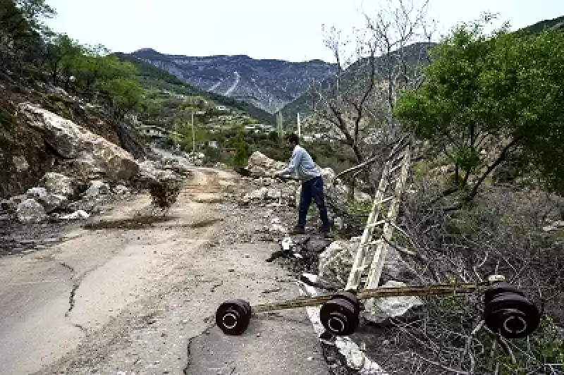 Hataylı Köylü Depremde Hasar Gören Mahalle Yolundaki çukurları Toprakla Dolduruyor