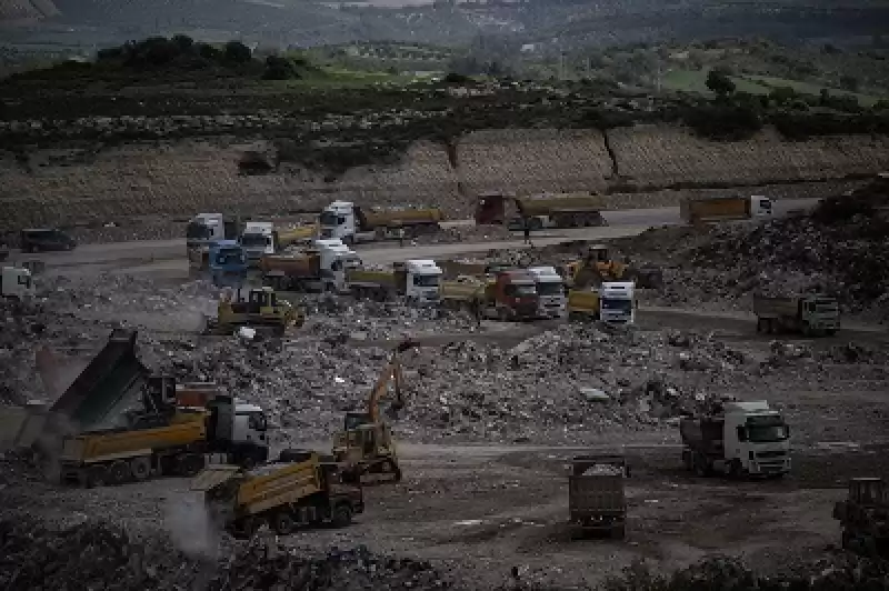 Hatay'da Günde Yaklaşık 15 Bin Kamyon Moloz Taşınıyor