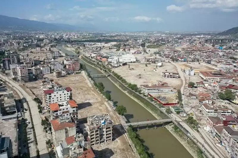 Hatay'da Depremin Ardından Yıkılan Yapıların Enkazı Kaldırılıyor