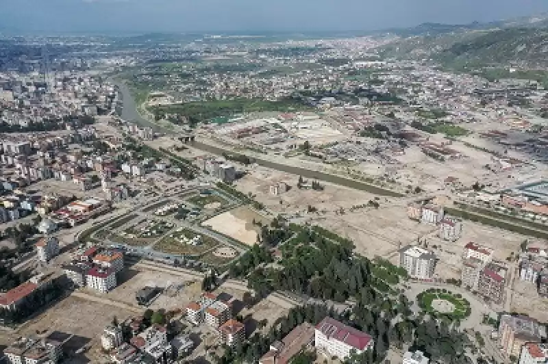 Hatay'da Depremin Ardından Yıkılan Yapıların Enkazı Kaldırılıyor