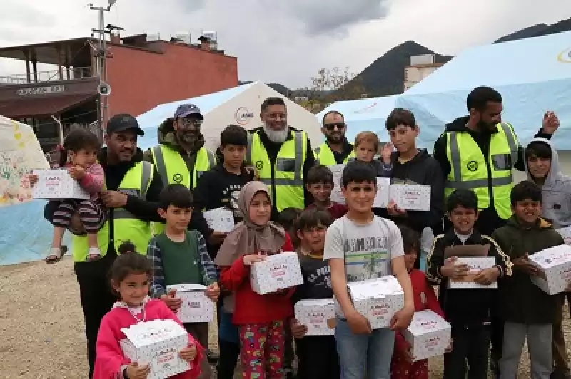 Güney Afrikalı Yardım Kuruluşu Hatay'da Depremzedelere Erzak Dağıtıyor