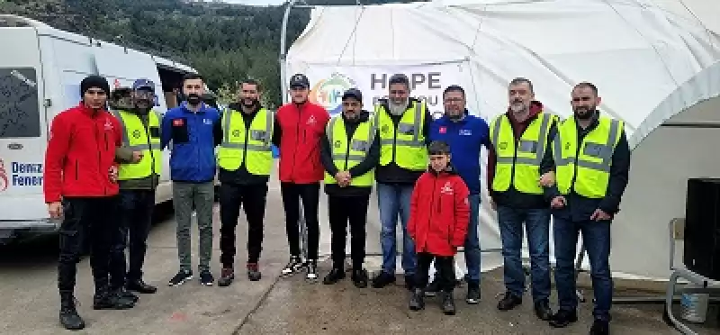 Güney Afrikalı Yardım Kuruluşu Hatay'da Depremzedelere Erzak Dağıtıyor