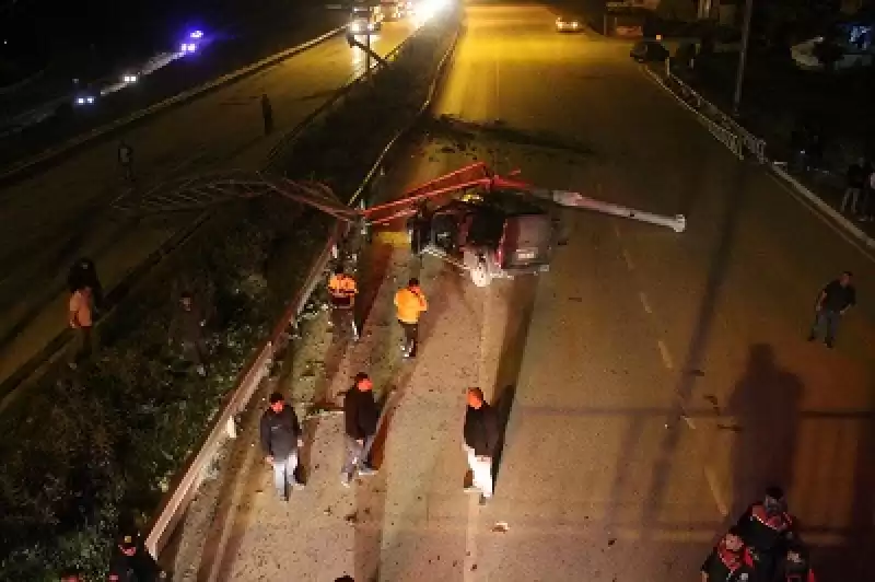 Damperi Açılan Kamyonun çarptığı EDS Direği Otomobilin üzerine Devrildi, 3 Kişi Yaralandı