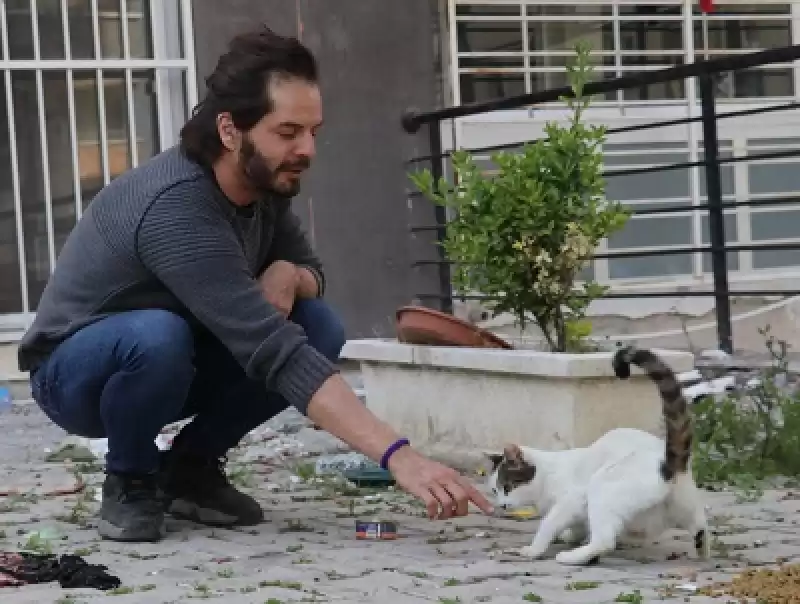 Hatay'da Gönüllü Hayvanseverler Enkazdan Can Dostları Kurtarıyor