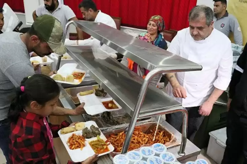 İtalyan Gemisinin şefleri Depremzedeler Için Iftar Hazırladı