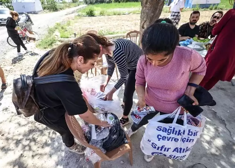 Gönüllü Kadınlar, Hataylı Depremzedelere Bayramlık Hediyeler Verdi