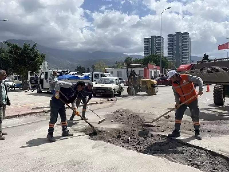 İskenderun'daki Yol, Park Ve Bahçelerde Depremin Izleri Siliniyor