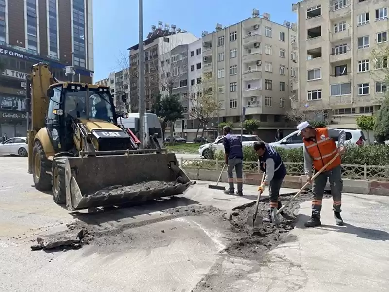 İskenderun'daki Yol, Park Ve Bahçelerde Depremin Izleri Siliniyor