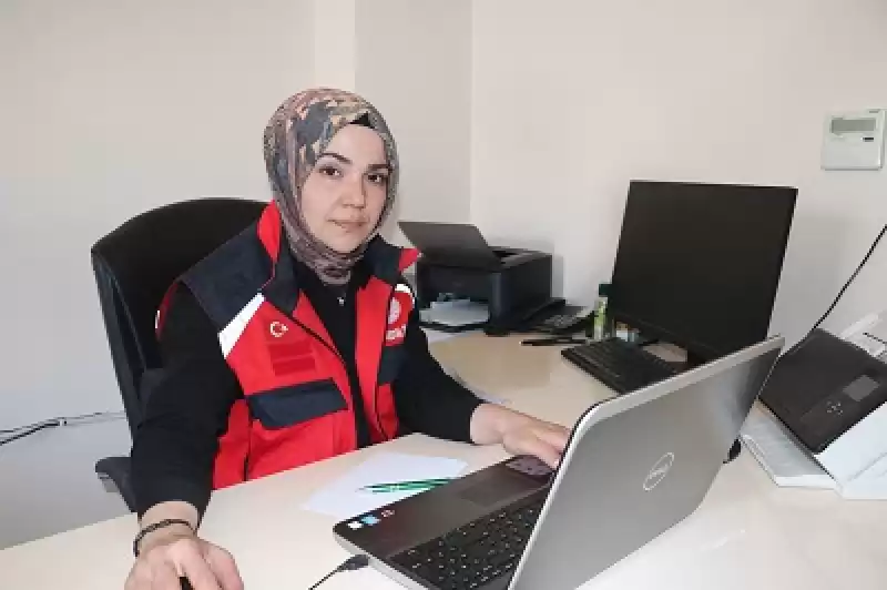 Hataylı şehit Eşi, Idari Izinli Olmasına Rağmen Depremzedelere Gönüllü Hizmet Veriyor