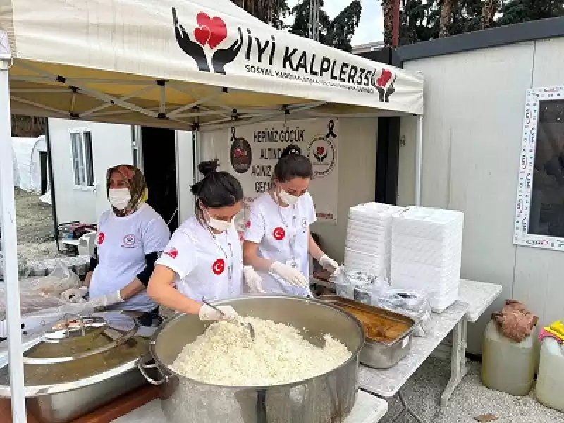 İskenderun'a çadır Kent Kuran İzmirli Gönüllüler, Afetzedelere Gıda Tedariki De Sağlıyor