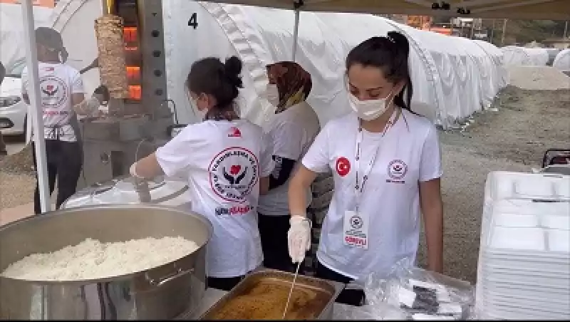 İskenderun'a çadır Kent Kuran İzmirli Gönüllüler, Afetzedelere Gıda Tedariki De Sağlıyor