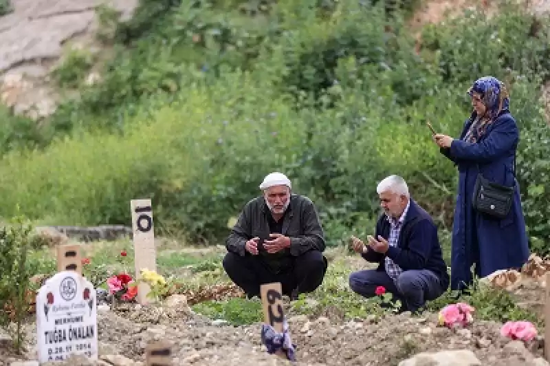 Hatay Ve Adana'da Mezarlıklara Bayram Arifesinde Hüzünlü Ziyaret