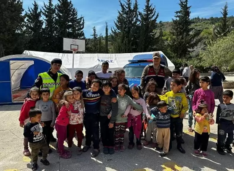 Hatay'da Jandarma Ekipleri Depremzede çocuklara Bayramlık Ve Oyuncak Dağıttı