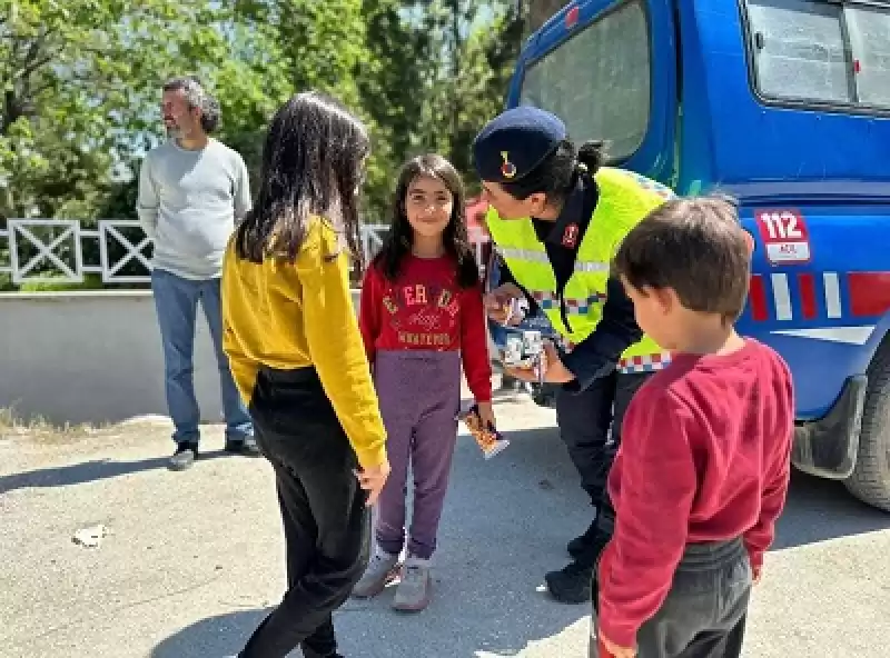 Hatay'da Jandarma Ekipleri Depremzede çocuklara Bayramlık Ve Oyuncak Dağıttı