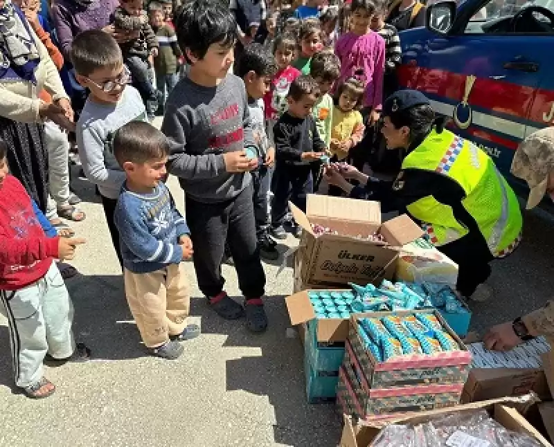 Hatay'da Jandarma Ekipleri Depremzede çocuklara Bayramlık Ve Oyuncak Dağıttı