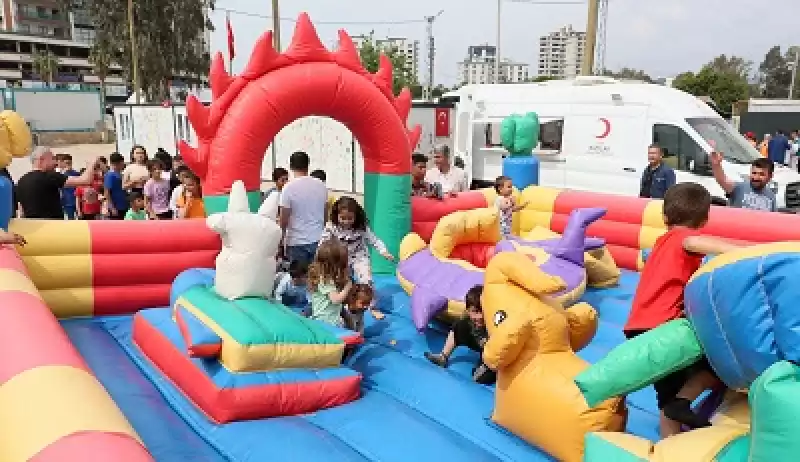 Depremzede çocuklar çadır Kente Kurulan şişme Oyun Parkında Eğlendi