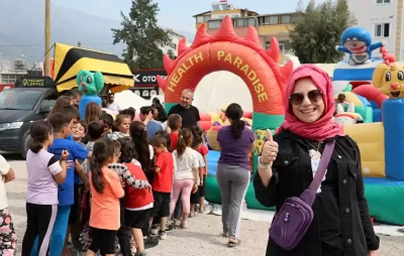 Depremzede çocuklar çadır Kente Kurulan şişme Oyun Parkında Eğlendi