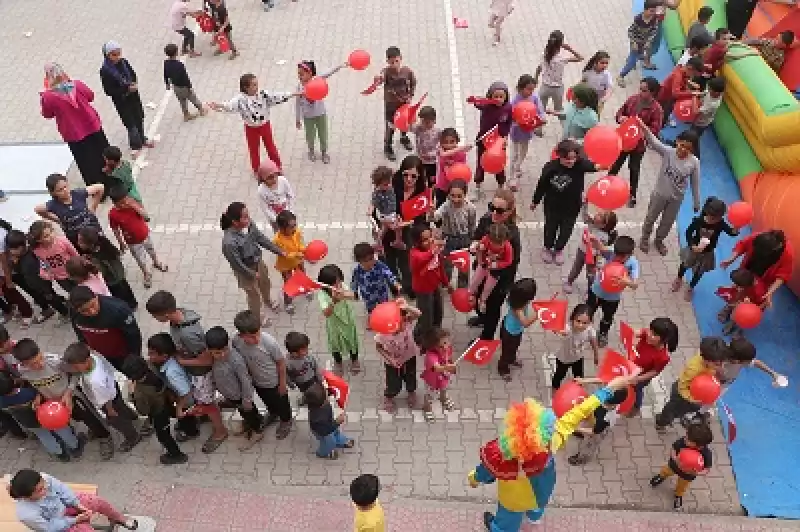 Depremzede çocuklar Için Oyun Parkı Kuruyorlar