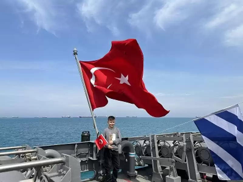 İskenderun Limanı'na Demirleyen Savaş Gemisi TCG Karpaz, 23 Nisan Dolayısıyla Ziyarete Açıldı