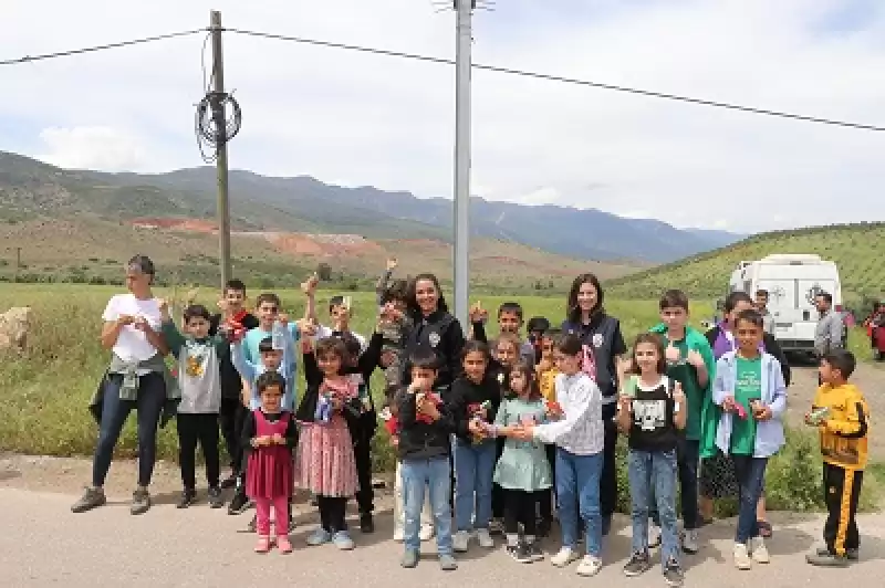 Yamaç Paraşütçüler Amanos Dağları'nın Eteklerinden Depremzede çocuklar Için Havalandı