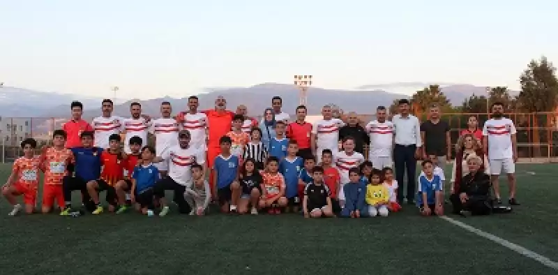 Hatay'da 200 Depremzede çocuk 11 Eski Futbolcu Ile Maç Yaptı