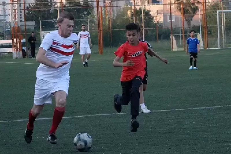 Hatay'da 200 Depremzede çocuk 11 Eski Futbolcu Ile Maç Yaptı