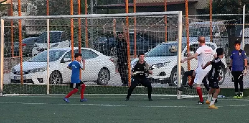 Hatay'da 200 Depremzede çocuk 11 Eski Futbolcu Ile Maç Yaptı