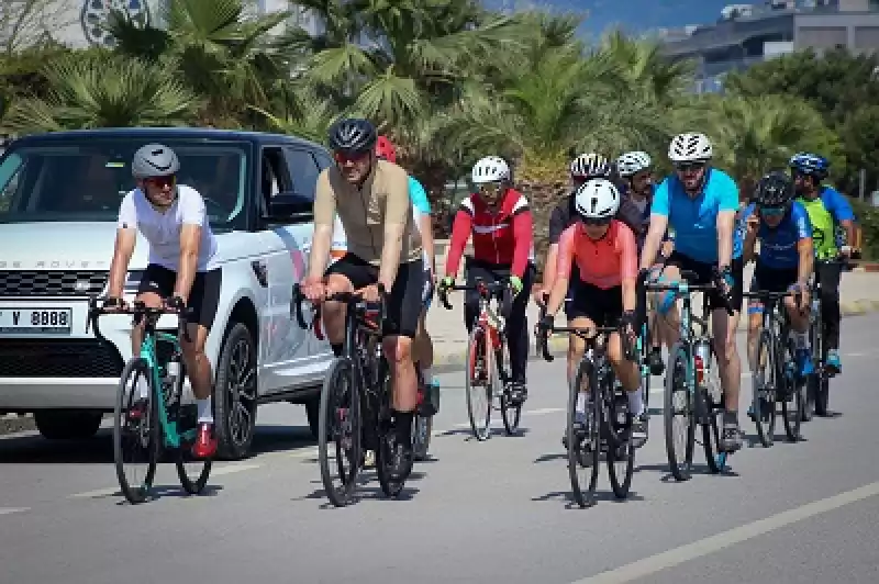 Depremzedeler Için İstanbul'dan Hatay'a Pedal çevirdiler