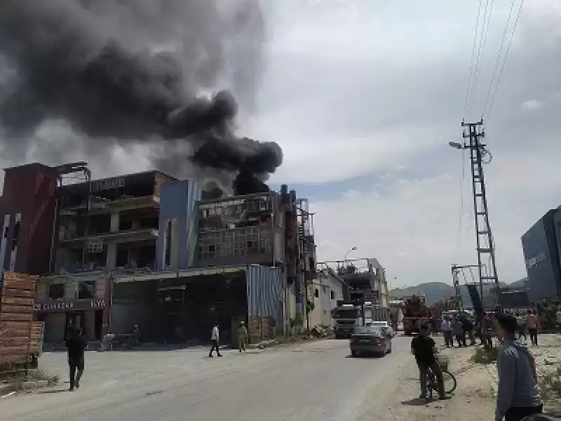 Hatay'da 3 Katlı Boya Atölyesinde çıkan Yangın Söndürüldü