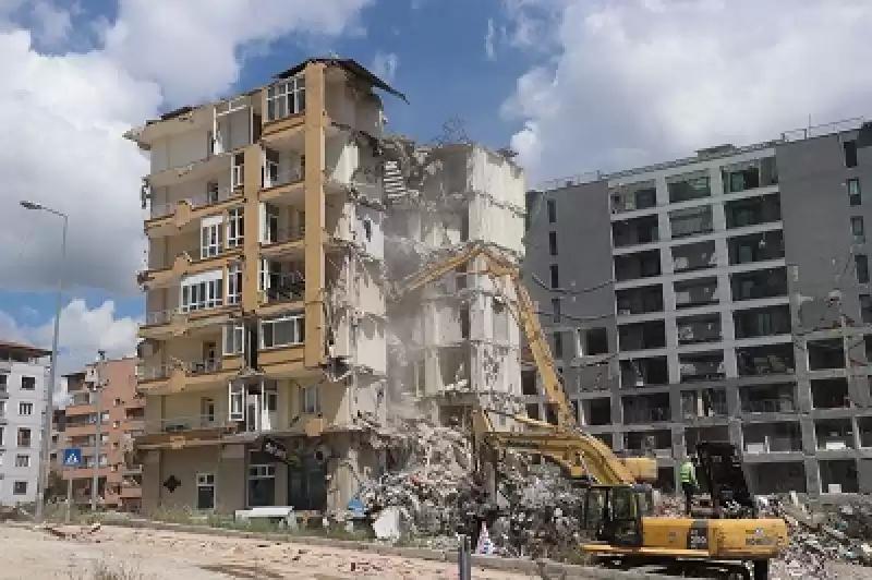 Hatay'da Bina Yıkım Ve Enkaz Kaldırma çalışmaları Sürüyor