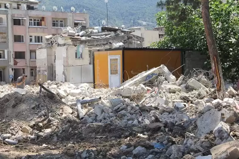 Hatay'da Yıkılan Mahallelerinde Ayakta Kalan Taksi Durağında Hizmet Veriyorlar