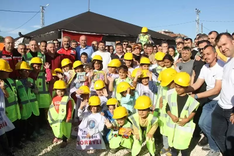 Hatay'da Enkazlarda Arama Kurtarmalara Katılan Madenciler, Depremzedelerle Buluştu