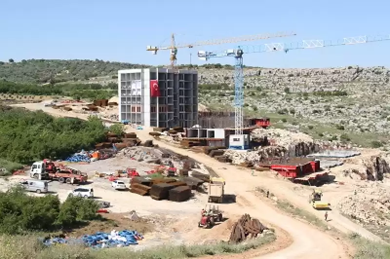 Hatay Altınözü'nde Deprem Konutları Projesinde Bir Blokun Kaba Inşaatı Tamamlandı