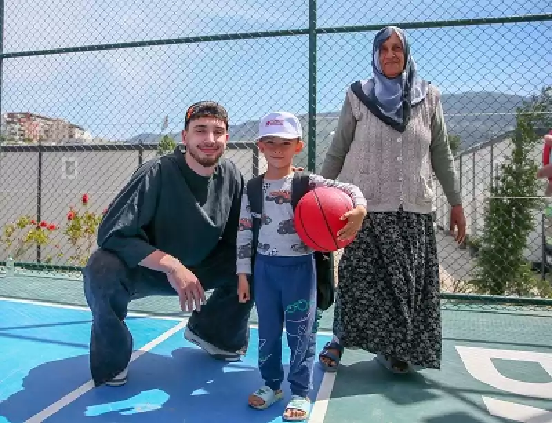 TBF Başkanı Türkoğlu, Hatay'daki Basketköy'de Depremzedelerle Buluştu