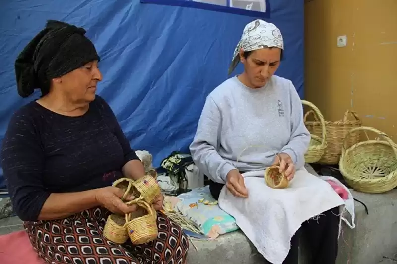 Hatay'da Depremzede Kadınlar ördükleri Sepetlerle Aile Bütçesine Destek Oluyor