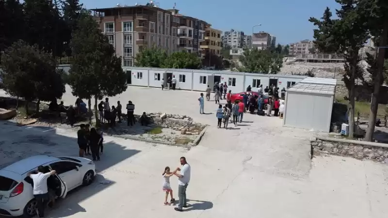 Depremden Etkilenen Hatay'da Vatandaşlar Konteynerlerde Sandık Başında